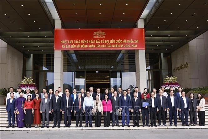 Chủ tịch Quốc hội Trần Thanh Mẫn và Chủ tịch Ủy ban Trung ương Mặt trận Tổ quốc Việt Nam Bùi Thị Minh Hoài với đại biểu.