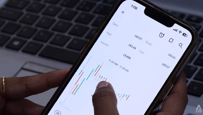 Hàng triệu nhà đầu tư lần đầu tiên đang tham gia thị trường chứng khoán Ấn Độ, nhờ vào sự dễ dàng tiếp cận thông qua điện thoại thông minh.