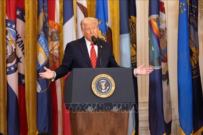 Ngày 9/3/2026, trả lời phỏng vấn kênh CBS News, Tổng thống Mỹ Donald Trump cho biết ông đang cân nhắc tiếp quản Eo biển Hormuz - tuyến hàng hải chiến lược quan trọng nhất thế giới mà bất kỳ sự gián đoạn nào tại đây đều có tác động ngay lập tức tới thị trường năng lượng toàn cầu và thương mại quốc tế. (Trong ảnh: Tổng thống Mỹ Donald Trump phát biểu tại một sự kiện ở Nhà Trắng ngày 20/3/2025.