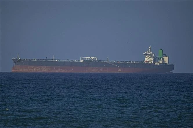Con tàu di chuyển qua eo biển Hormuz.