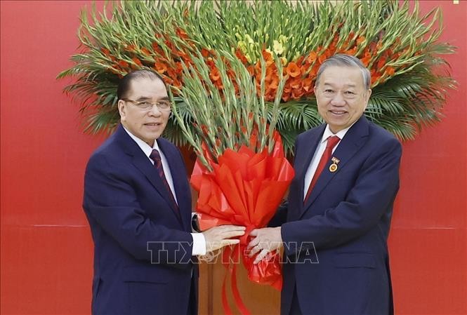 Nguyên Tổng Bí thư Nông Đức Mạnh tặng hoa chúc mừng Tổng Bí thư Tô Lâm.