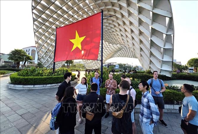 Khách du lịch quốc tế tham quan Công viên APEC (Đà Nẵng).