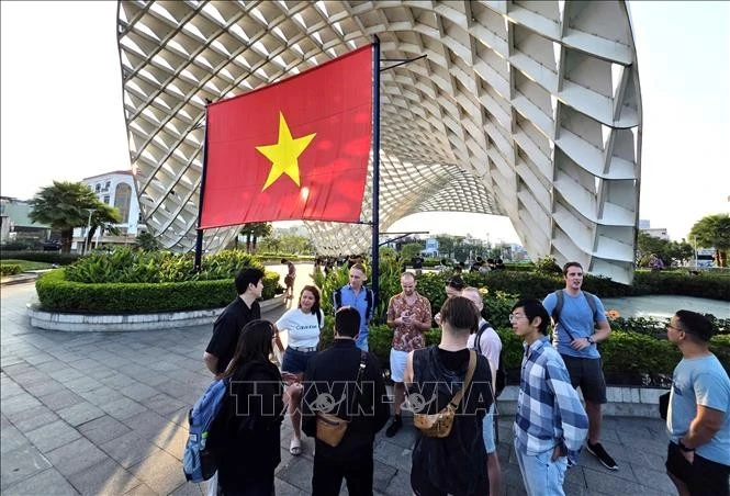 Khách du lịch quốc tế tham quan Công viên APEC (Đà Nẵng).
