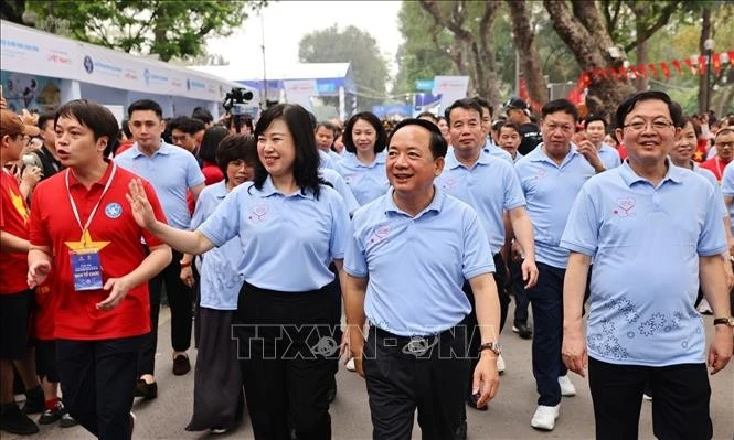 Đồng chí Đồng chí Trịnh Văn Quyết, Bí thư Trung ương Đảng, Trưởng ban Tuyên giáo và Dân vận Trung ương cùng các đại biểu tham dự đi bộ “Vì một Việt Nam khỏe mạnh”.