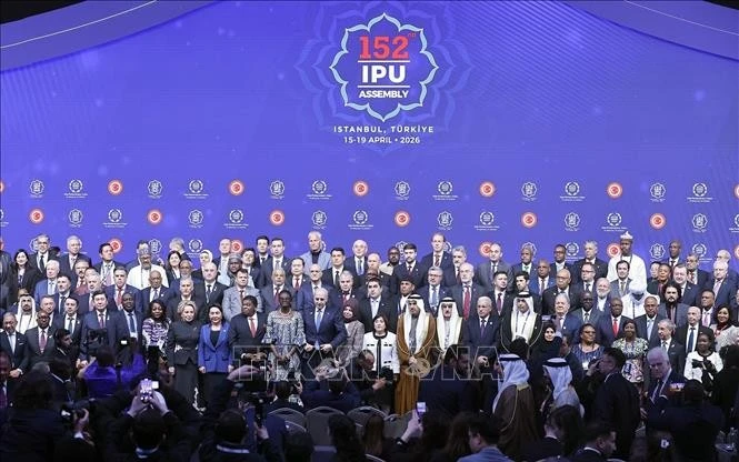 Chủ tịch Quốc hội Trần Thanh Mẫn với trưởng đoàn các nước chụp ảnh chung.