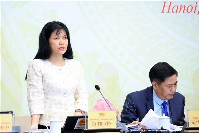 Phó Chủ nhiệm Ủy ban Công tác đại biểu Tạ Thị Yên trả lời câu hỏi của phóng viên các cơ quan thông tấn, báo chí.