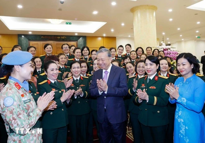 Tổng Bí thư Tô Lâm gặp mặt đoàn đại biểu tiêu biểu dự Đại hội đại biểu phụ nữ Quân đội lần thứ VIII.