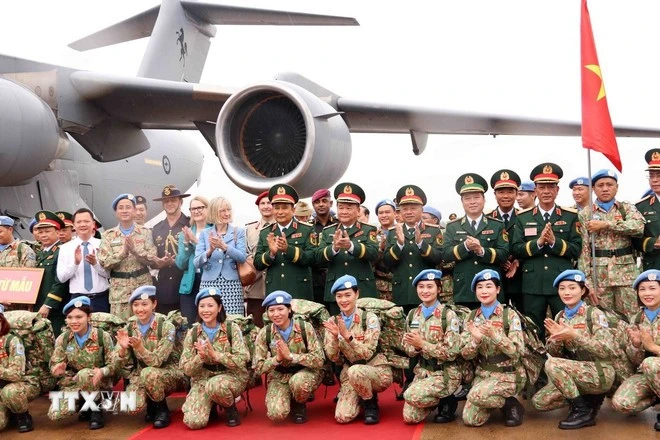 Các lãnh đạo Quân ủy Trung ương, Bộ Quốc phòng tiễn các chiến sĩ lực lượng gìn giữ hòa bình Liên hợp quốc của Việt Nam.