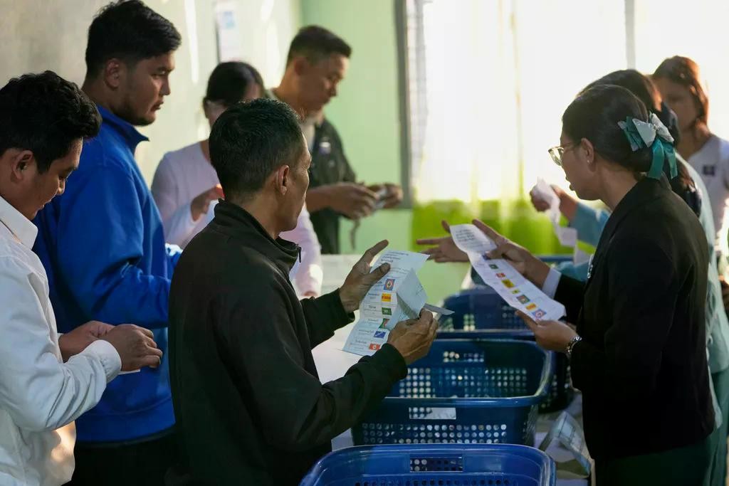 Nhân viên Ủy ban Bầu cử Liên bang Myanmar chuẩn bị kiểm phiếu tại một điểm bỏ phiếu ở Mandalay, ngày 25/1/2026.