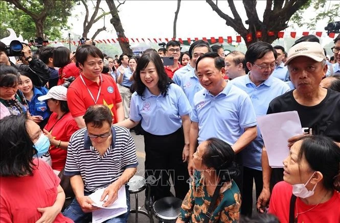 Đồng chí Đồng chí Trịnh Văn Quyết, Bí thư Trung ương Đảng, Trưởng ban Tuyên giáo và Dân vận Trung ương cùng Bộ trưởng Bộ Y tế Đào Hồng Lan thăm hỏi sức khỏe người dân.