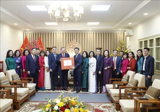 Tổng Bí thư Tô Lâm tặng quà cho cán bộ, nhân viên Khu Di tích Hoàng Thành Thăng Long - Hà Nội.