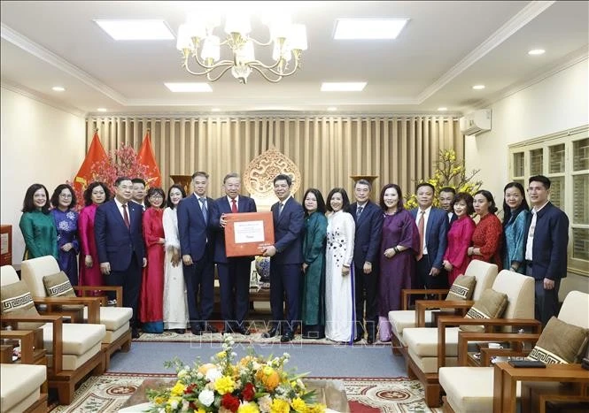 Tổng Bí thư Tô Lâm tặng quà cho cán bộ, nhân viên Khu Di tích Hoàng Thành Thăng Long - Hà Nội.