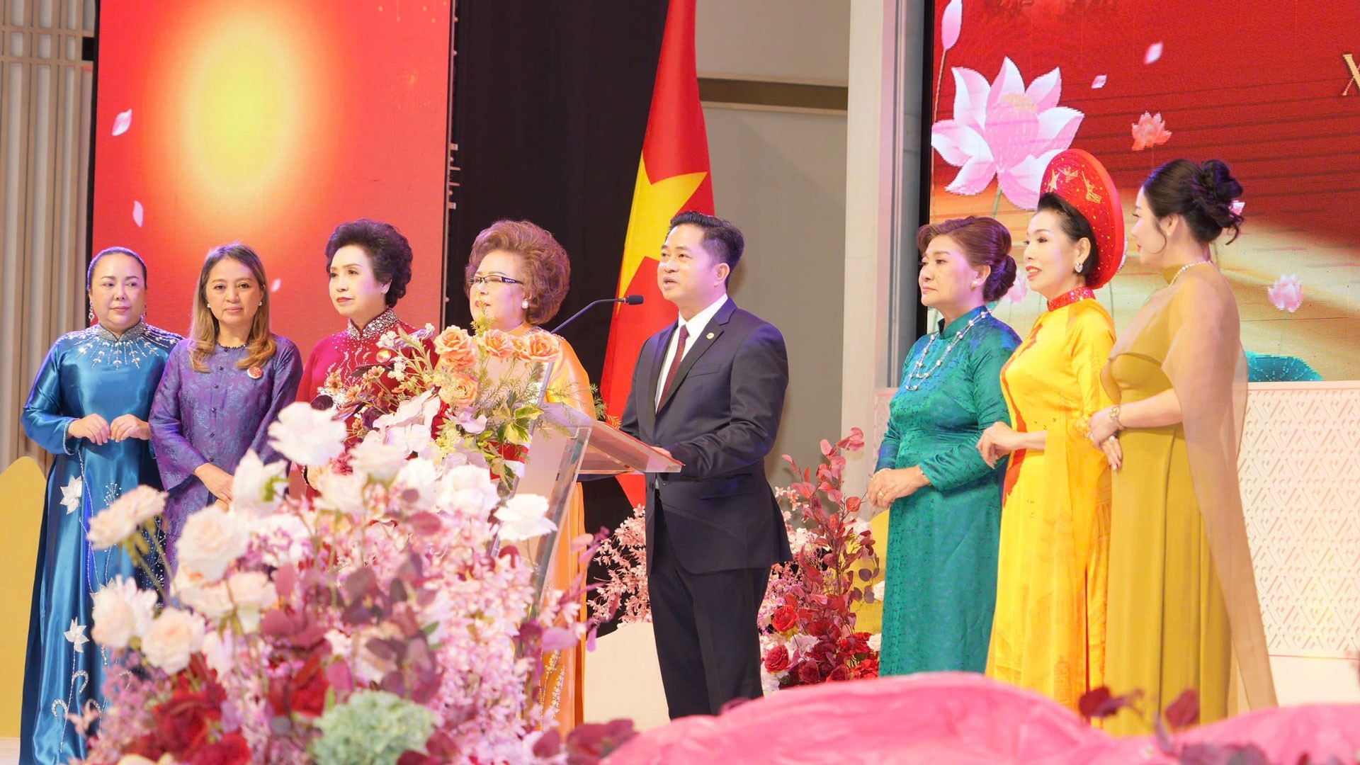 Tổng Lãnh sự Đinh Hoàng Linh phát biểu chúc mừng và trao quyết định thành lập Chi hội Văn hóa Áo dài Việt Nam tại Thái Lan