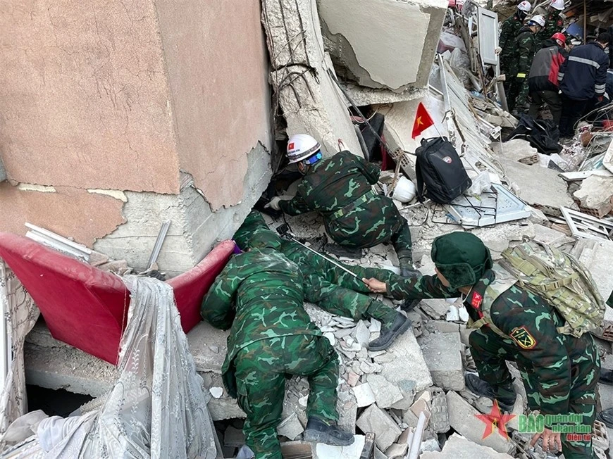 Lực lượng cứu hộ của Quân đội nhân dân Việt Nam tìm kiếm nạn nhân tại xã Haci Omet, huyện Alpaget, tỉnh Hatay, Thổ Nhĩ Kỳ, giữa tháng 2-2023. Ảnh: qdnd.vn