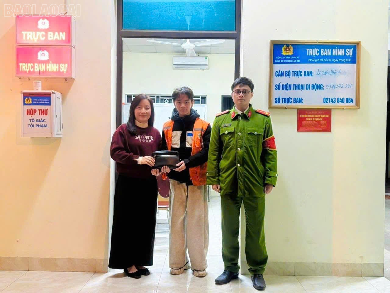 baolaocai-tl_em-nguyen-van-quan-tra-lai-tai-san-cho-chi-binh-tai-co-quan-cong-an.jpg