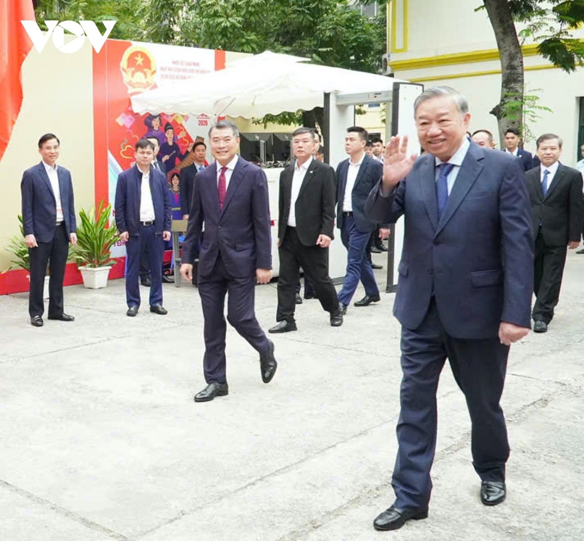 Hòa trong không khí tưng bừng, phấn khởi của ngày bầu cử - Ngày hội của toàn dân, sáng 15/3, Tổng Bí thư Tô Lâm, Bí thư Quân ủy Trung ương và Đoàn công tác của Trung ương đã đến khu vực bỏ phiếu số 2, phường Ba Đình, thành phố Hà Nội, bỏ phiếu bầu cử đại biểu Quốc hội khóa XVI và đại biểu Hội đồng nhân dân các cấp nhiệm kỳ 2026 - 2031.