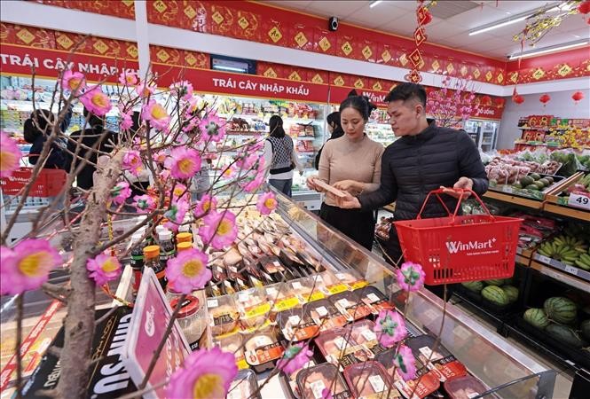 Các gian hàng được trưng bày với không khí Tết tại WinMart+ Royal City.