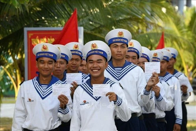 Cử tri Trường Sa háo hức cầm thẻ cử tri trên tay đến điểm bầu cử.