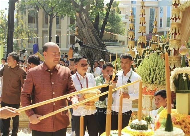 Ông Hun Many - Chủ tịch Hội Liên hiệp Thanh niên Campuchia (UYFC), Phó Thủ tướng kiêm Bộ trưởng Bộ công vụ Campuchia - thực hiện các nghi thức trong Lễ đón chư thiên, khởi đầu chuỗi chương trình hoạt động trong khuôn khổ sự kiện Nokor Sangkranta 2026 tại thắng cảnh Wat Phnom (Chùa Núi) ở trung tâm thủ đô Phnom Penh.