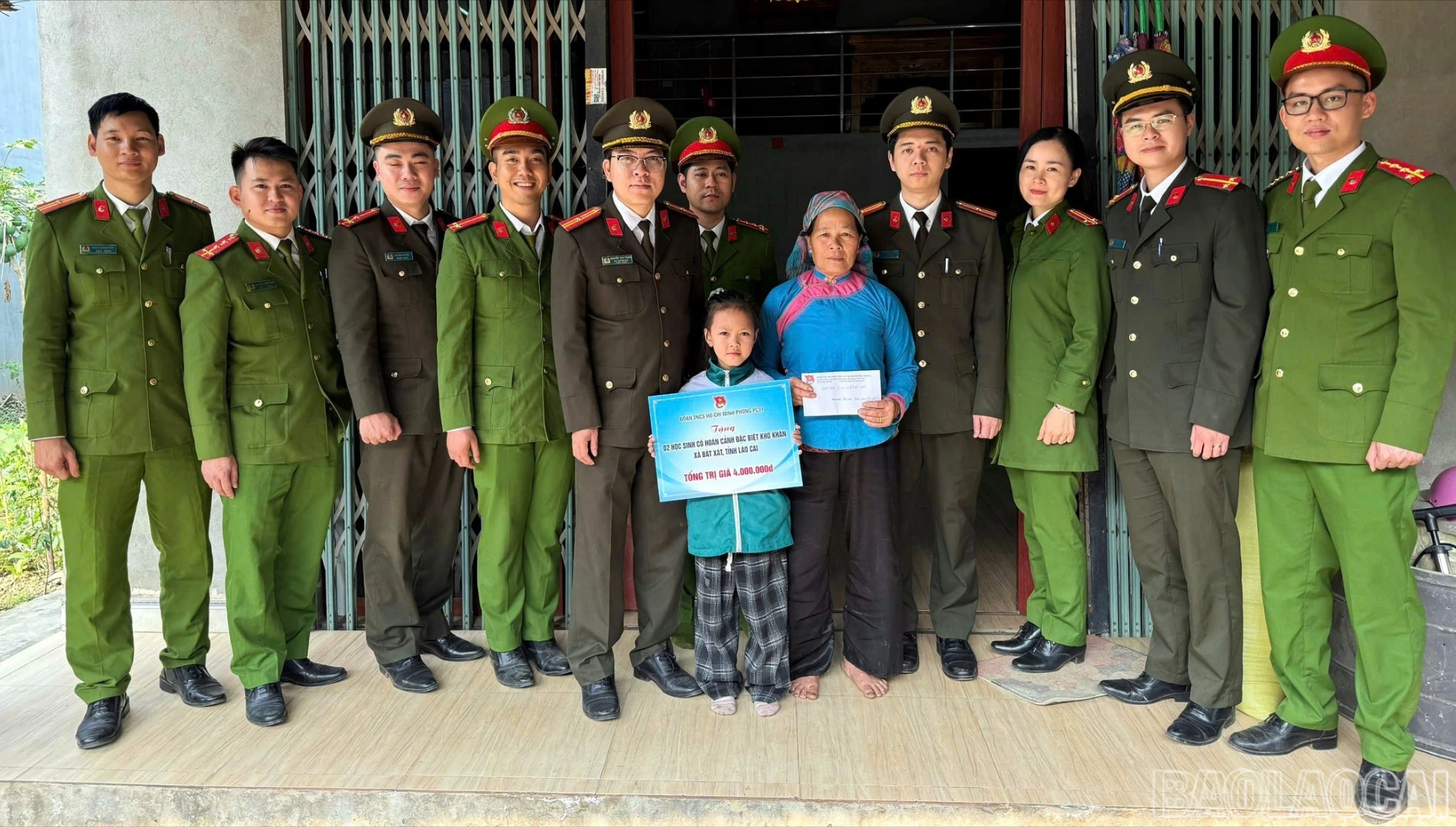 baolaocai-br-trao-qua-cho-hoc-sinh-co-hoan-canh-kho-khan.jpg