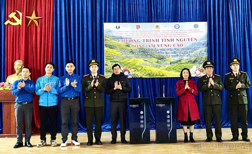 Đoàn trao phần quà thiết thực cho nhà trường.