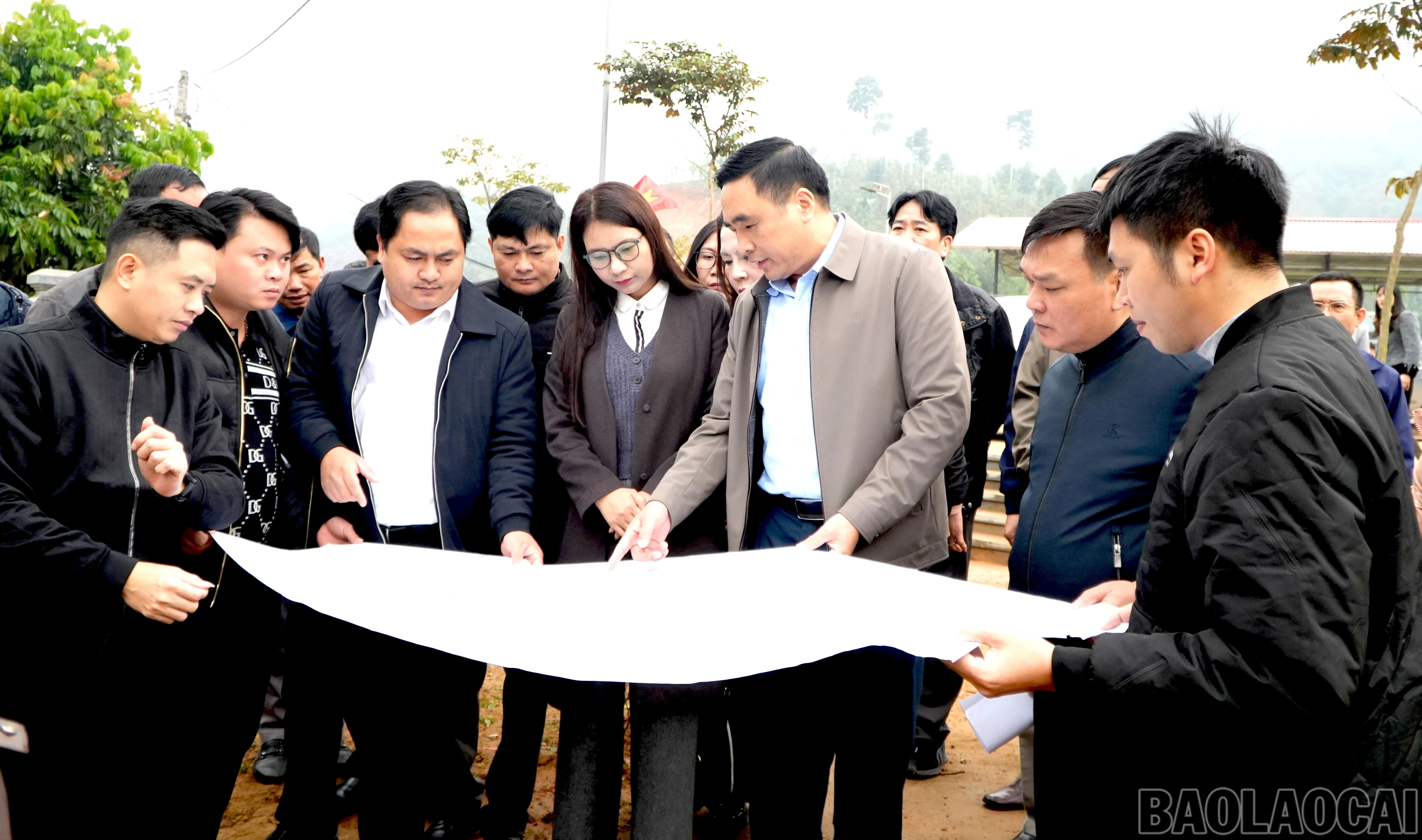 baolaocai-br_lanh-dao-ubnd-xa-phuc-khanh-bao-cao-cong-tac-tai-thiet-khoi-phuc-san-xuat-tai-lang-nu-voi-thu-truong-bo-nong-nghiep-va-moi-truong-nguyen-quoc-tri-va-doan-cong-tac.jpg