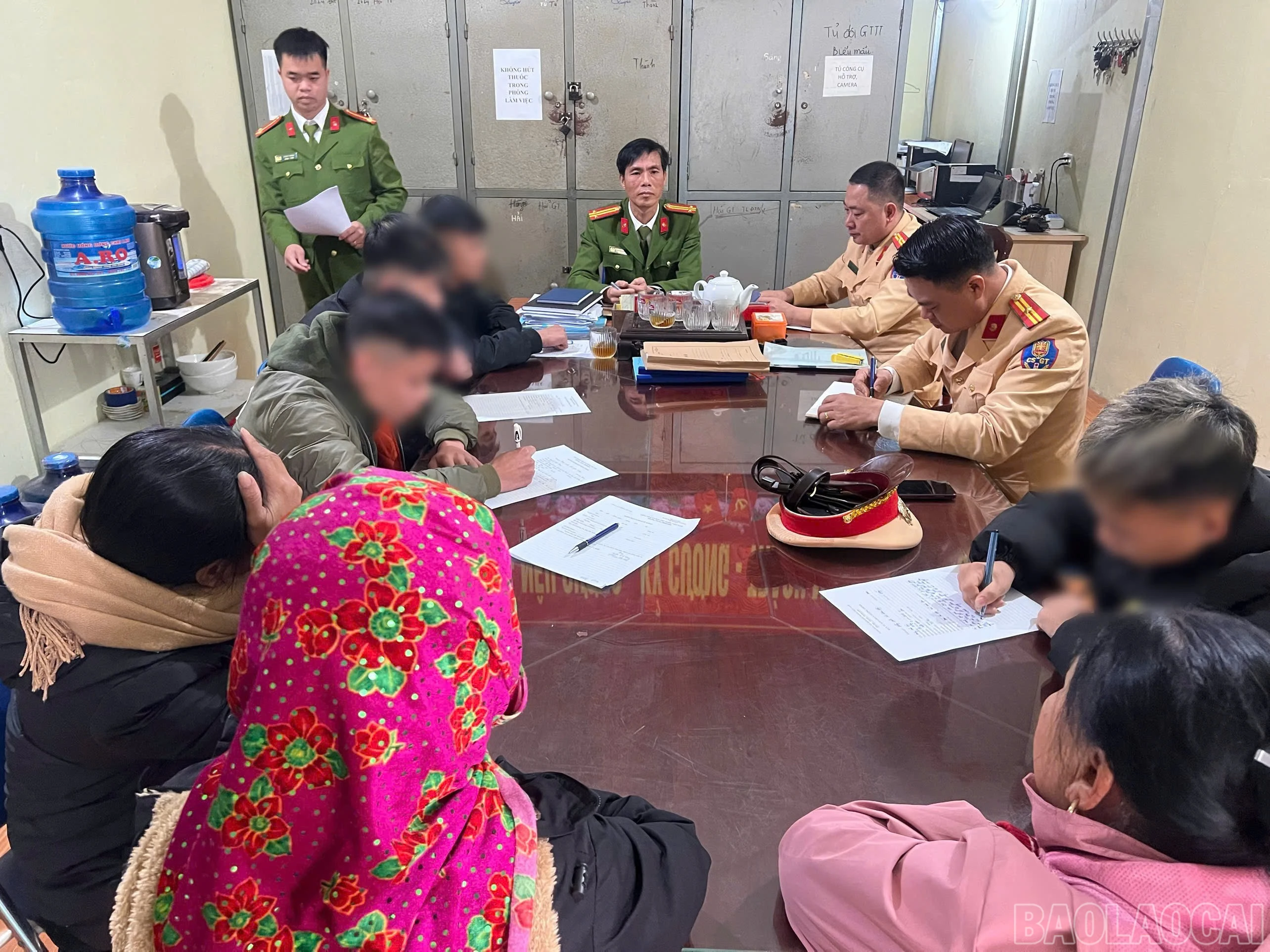 baolaocai-br_luc-luong-cong-an-xa-phuc-khanh-va-phong-csgt-cong-an-tinh-lao-cai-lam-viec-voi-gia-dinh-va-cac-em-hoc-sinh-vi-pham.jpg