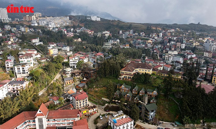 Toàn cảnh Sa Pa nhìn từ trên cao, những mái nhà xen giữa sườn núi và rừng xanh, tạo nên bức tranh đô thị vùng cao hài hòa với thiên nhiên.