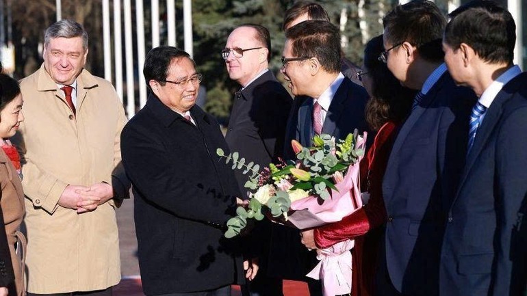 Đại sứ Việt Nam tại Liên bang Nga Đặng Minh Khôi và cán bộ, nhân viên Đại sứ quán, cùng đại diện cộng đồng người Việt Nam tại Nga nhiệt liệt chào mừng Thủ tướng Phạm Minh Chính và đoàn Đại biểu cấp cao Việt Nam