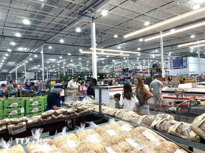 Khách hàng mua sắm tại một trung tâm thương mại ở bang Maryland, Mỹ.