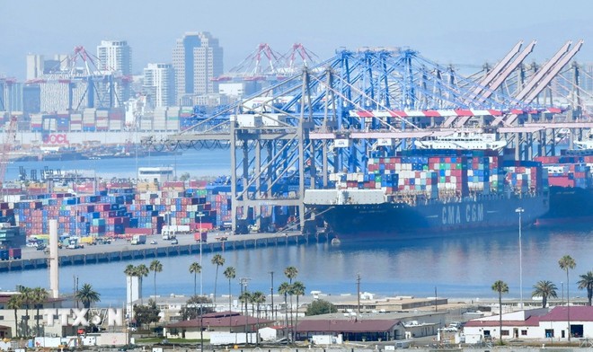 Hoạt động tại cảng hàng hóa Long Beach ở California, Mỹ.