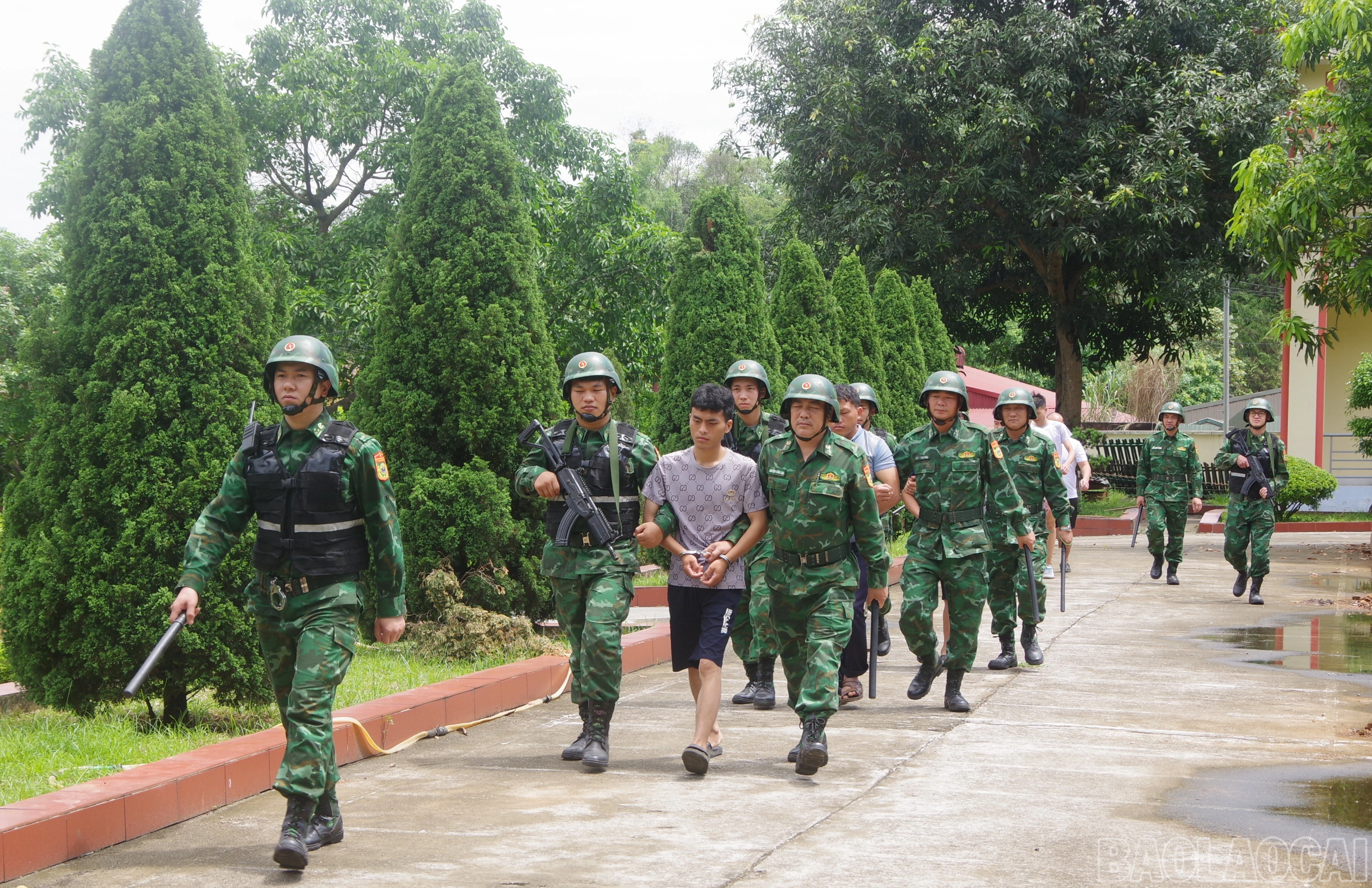 BĐBP tỉnh Lào Cai áp giải các đối tượng trong đường dây tổ chức cho người khác xuất cảnh trái phép sang Trung Quốc.