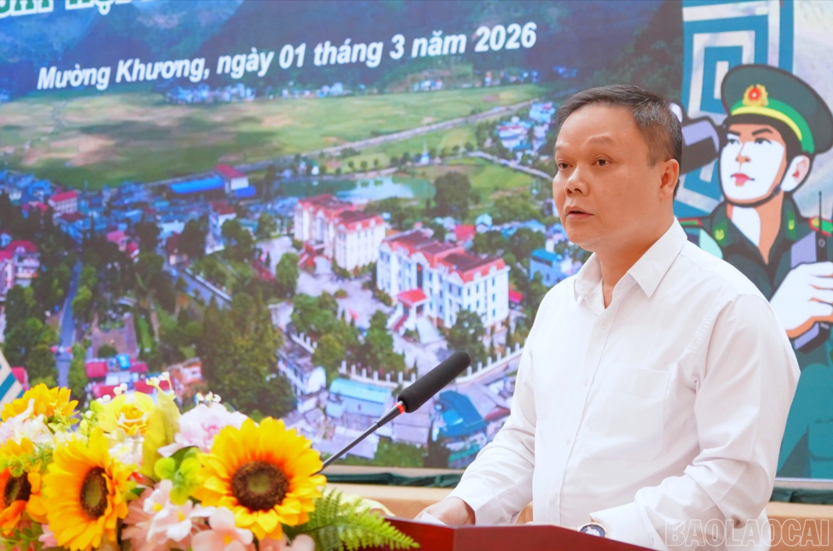 Đồng chí Nguyễn Hồng Hưng - Phó Bí thư Đảng ủy, Chủ tịch UBND xã Mường Khương phát biểu khai mạc chương trình Ngày hội Biên phòng toàn dân.