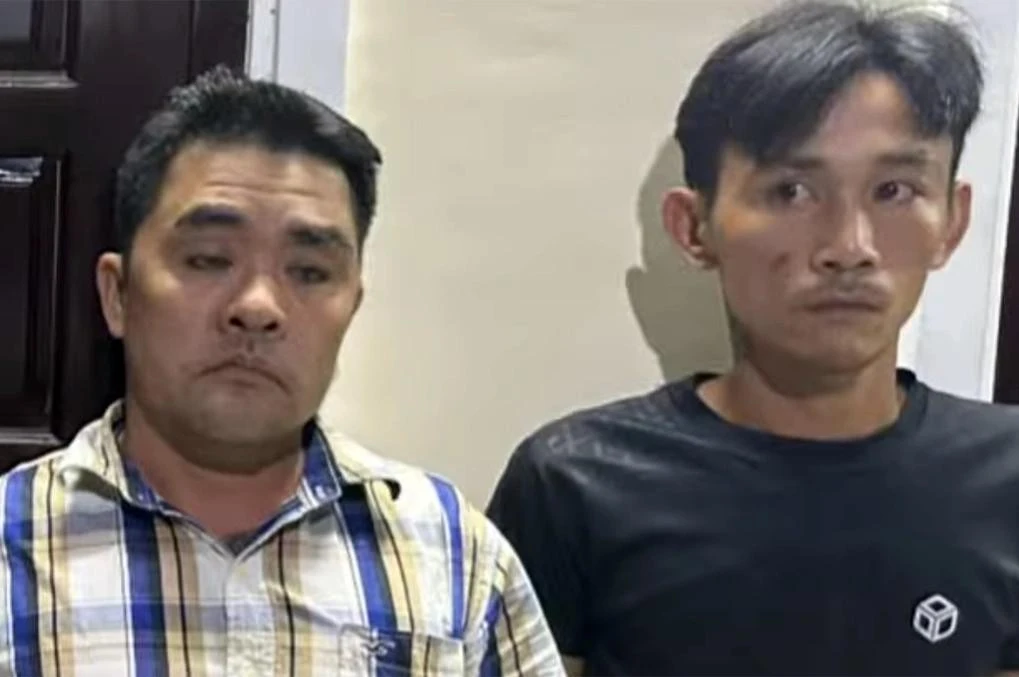 Nguyễn Tấn Lợi (trái) cùng Nguyễn Hoàng Mỹ tại cơ quan công an. Ảnh: Công an Cần Thơ