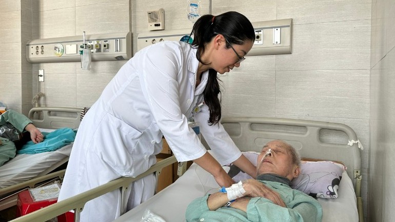 Bác sĩ thăm khám người cao tuổi.