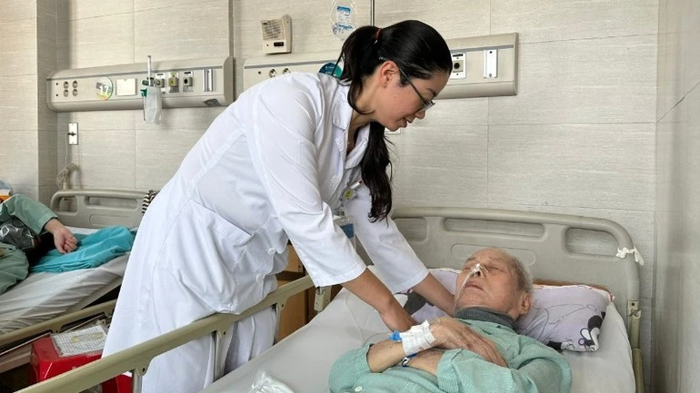 Bác sĩ thăm khám người cao tuổi.