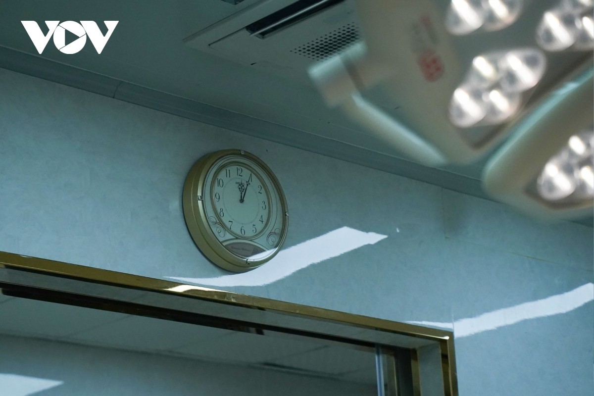 Đúng 0h05 ngày 1/1, bé Cao Xuân Phúc nặng 2,5kg đã cất tiếng khóc chào đời trong niềm vỡ òa hạnh phúc của gia đình và đội ngũ y bác sĩ Bệnh viện Phụ sản Hà Nội.