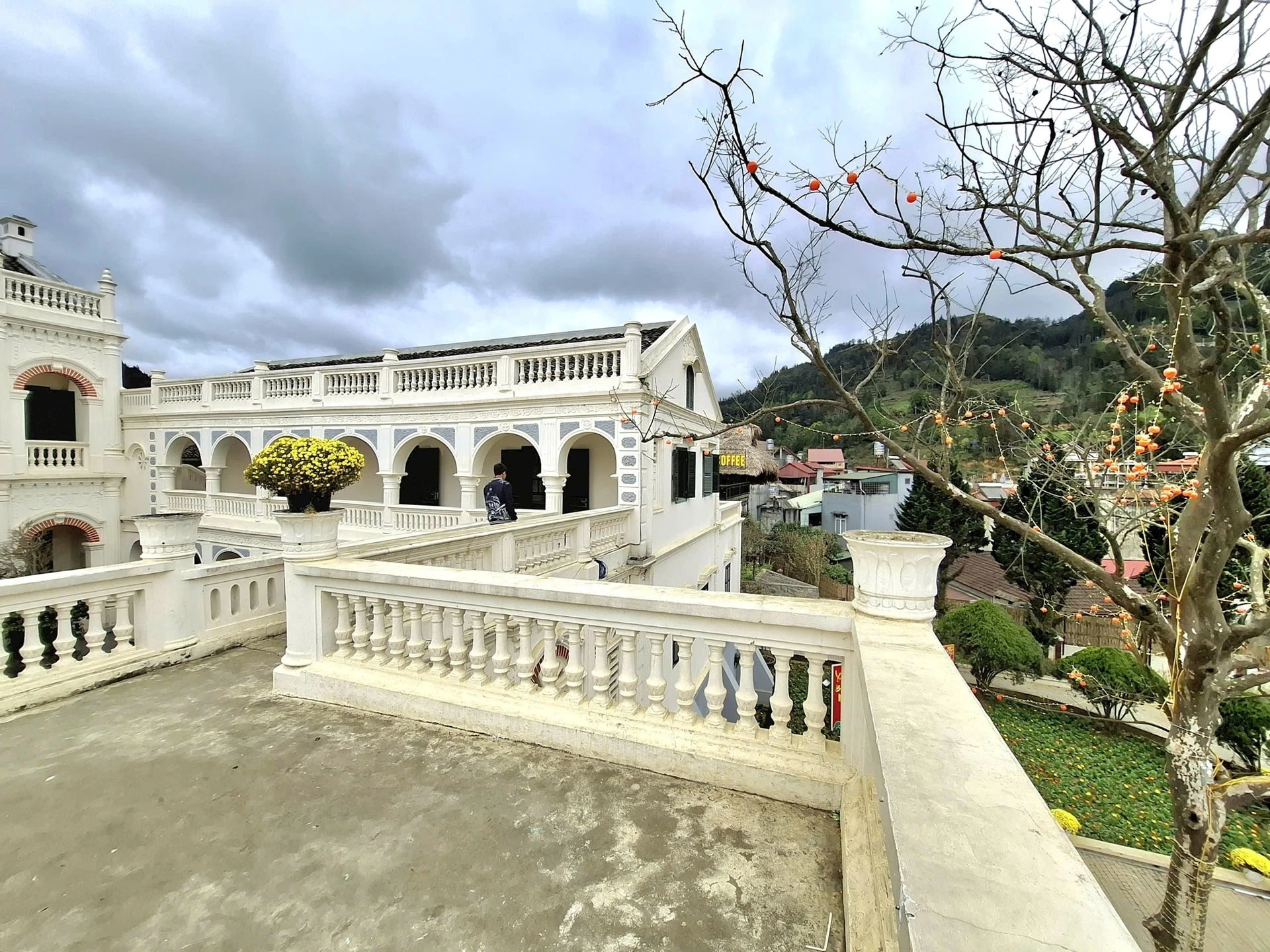 Dinh Hoàng A Tưởng (tên gọi khác là nhà của Vua mèo) được xây dựng theo phong cách Á – Âu kết hợp với kiến trúc độc đáo hoàn thành năm 1921, là nơi thu hút du khách tham quan khi tới Bắc Hà.