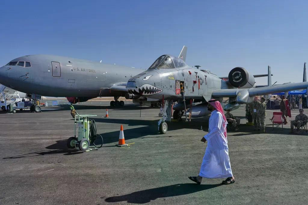 Khách tham quan đi qua máy bay cường kích A-10 Thunderbolt II của Không quân Mỹ trưng bày tại Triển lãm Quốc phòng thế giới ở Riyadh ngày 8/2/2026.