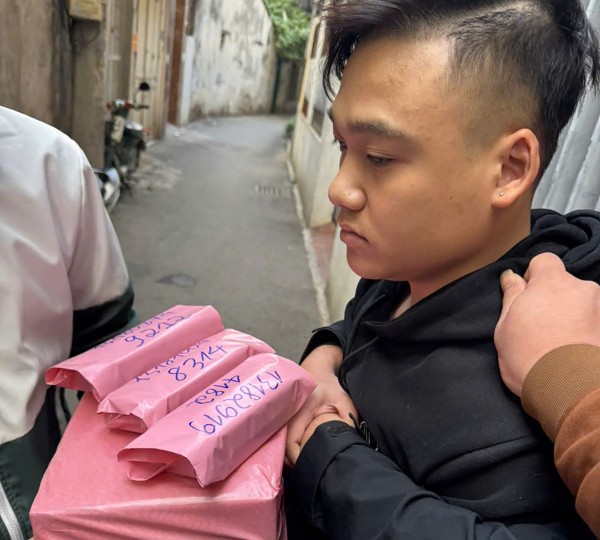 Đối tượng Nguyễn Công Oanh bị bắt quả tang khi giao hàng có ma túy, mang cho khách.