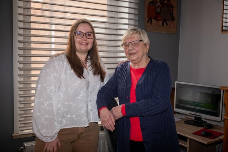 Chloé thường xuyên tới giúp ông bà học sử dụng Internet.