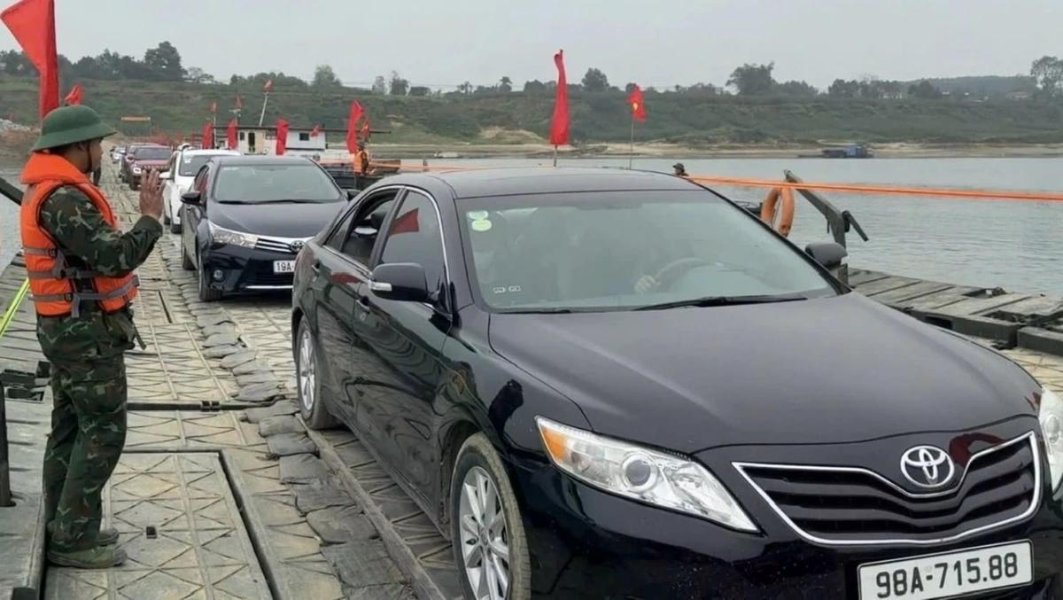 Sau 5 ngày vận hành, cầu phao Đoan Hùng phục vụ 76.400 lượt người và phương tiện qua cầu an toàn.