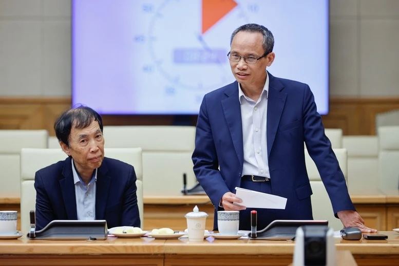 TS. Cấn Văn Lực phát biểu.