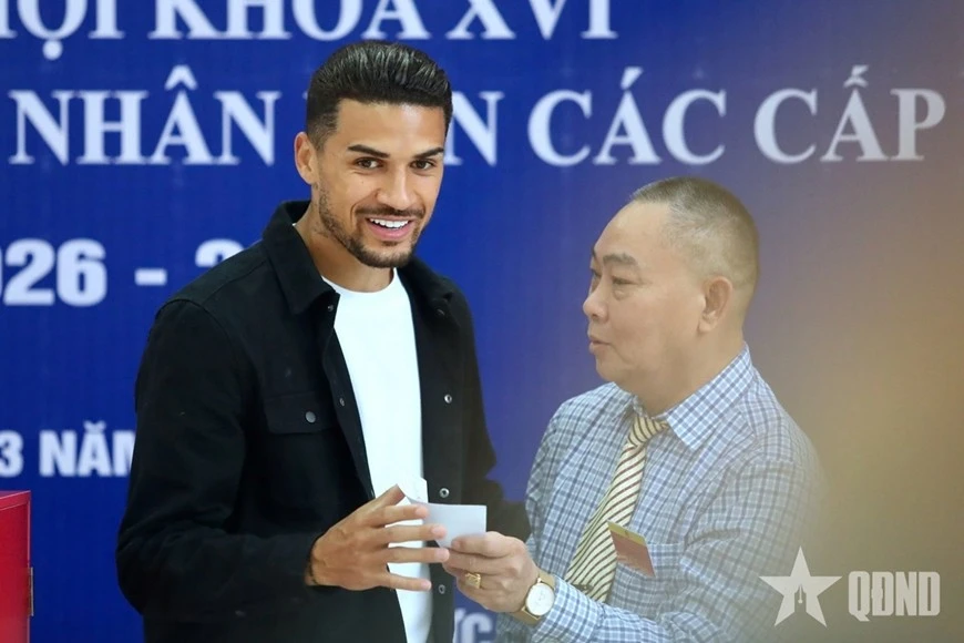 Đỗ Hoàng Hên (bên trái) vinh dự nhận phiếu cử tri.