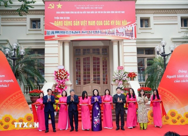 Lễ cắt băng khai mạc triển lãm tư liệu "Đảng Cộng sản Việt Nam qua các kỳ Đại hội".