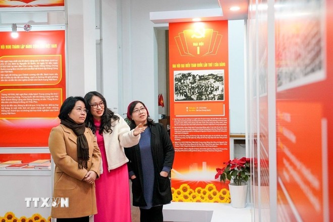 Khách tham quan triển lãm.