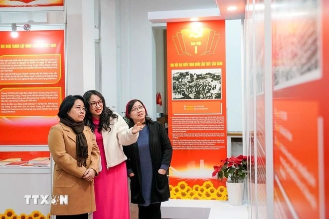 Khách tham quan triển lãm.