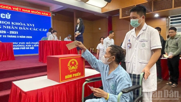 Nhiều người bệnh cho biết rất vinh dự khi được bỏ phiếu bầu cử dù đang phải nằm viện điều trị.