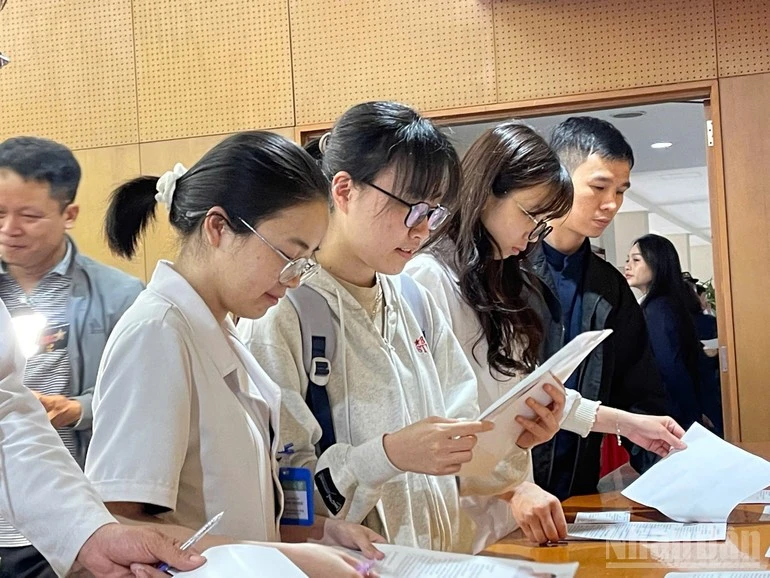 Các học viên nghiên cứu danh sách ứng cử viên trước khi bầu cử.