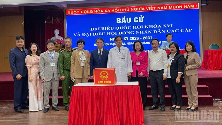 Đồng chí Nguyễn Xuân Lưu, Ủy viên Ban Thường vụ Thành ủy, Phó Chủ tịch UBND thành phố Hà Nội cùng một số thành viên Ủy ban bầu cử phường Kim Liên tại điểm bỏ phiếu lưu động tại Bệnh viện Bạch Mai.